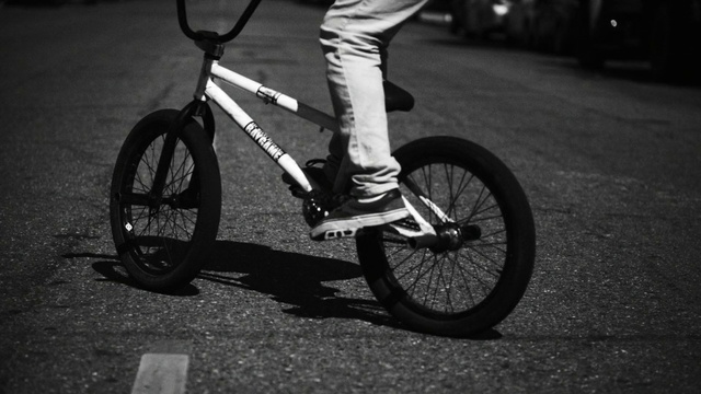 Video Reference: Bicycle, Footwear, Wheel, Tire, Bicycles--Equipment and supplies, Bicycle wheel, Crankset, Bicycle handlebar, Bicycle tire, Hub gear