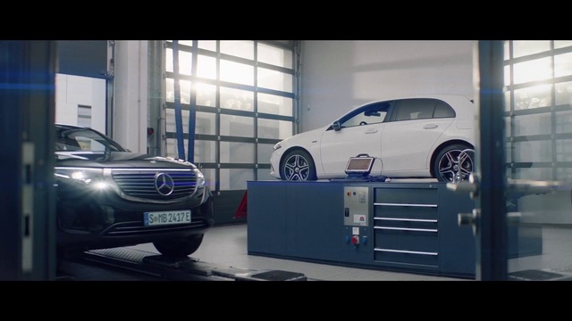 Video Reference: Automotive parking light, Wheel, Tire, Vehicle, Vehicle registration plate, Car, Grille, Automotive lighting, Automotive tire, Motor vehicle