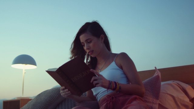 Video Reference: Hand, Sky, Leg, Comfort, Goggles, Flash photography, Happy, Book, Dress, Sunlight
