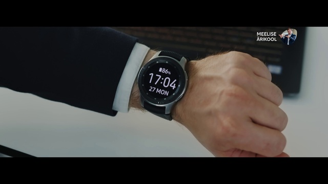 Video Reference: Watch, Gesture, Clock, Finger, Analog watch, Rectangle, Everyday carry, Material property, Wrist, Gadget