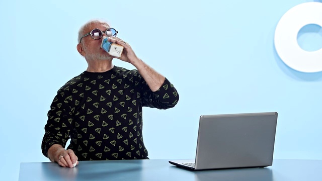 Video Reference: Glasses, Joint, Computer, Hand, Personal computer, Laptop, Arm, Shoulder, Vision care, Table