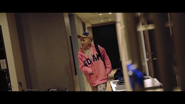 Video Reference: Sleeve, Flash photography, Entertainment, T-shirt, Audio equipment, Baseball cap, Font, Display device, Hat, Event