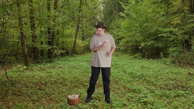 Video Reference: Plant, People in nature, Tree, Natural landscape, Wood, Terrestrial plant, Grass, Groundcover, Trunk, Forest