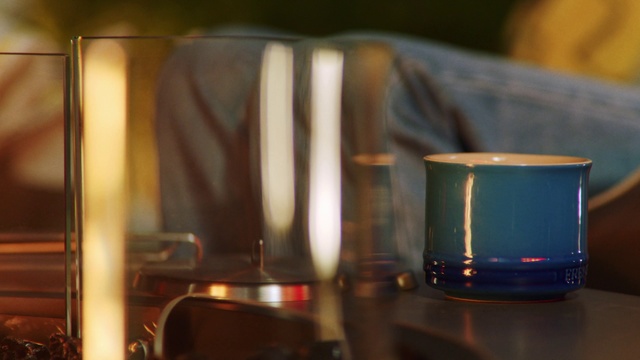 Video Reference: Tableware, Drinkware, Stemware, Liquid, Barware, Amber, Fluid, Alcoholic beverage, Drink, Automotive lighting