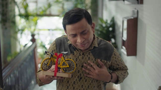 Video Reference: Plant, Wheel, Reptile, T-shirt, Recreation, Snake, Art, Insect, Eyewear, Tire