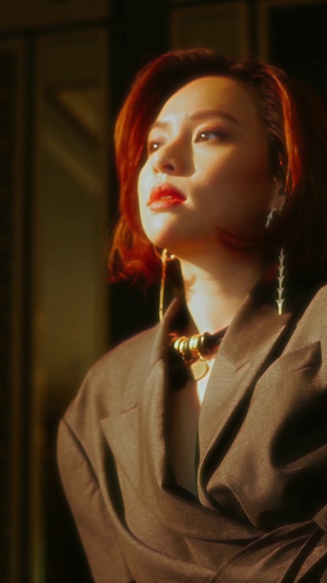 Video Reference: Lip, Chin, Flash photography, Lipstick, Eyelash, Sleeve, Fashion design, Blazer, Formal wear, Eyewear