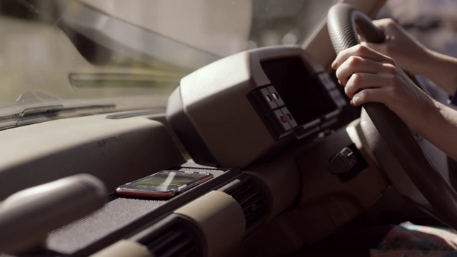 Video Reference: Vehicle, Car, Hood, Automotive mirror, Automotive design, Gesture, Steering wheel, Motor vehicle, Automotive lighting, Personal luxury car