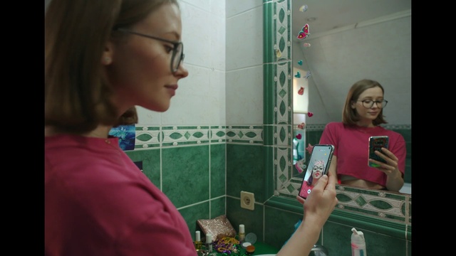 Video Reference: Glasses, Head, Mirror, Hairstyle, Vision care, Shoulder, Eyewear, Adaptation, Fun, Event