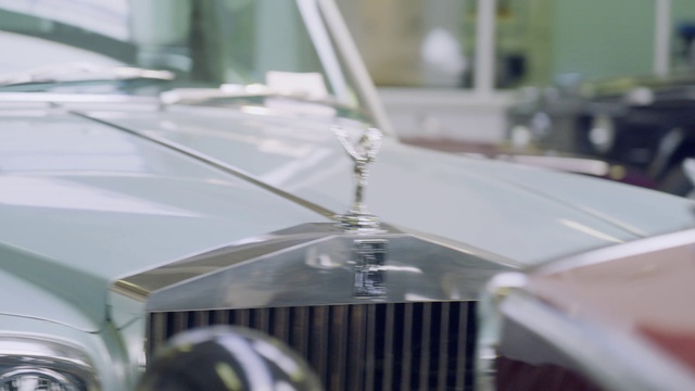 Video Reference: Vehicle, Motor vehicle, Car, Grille, Automotive lighting, Hood, Automotive design, Automotive exterior, Headlamp, Personal luxury car