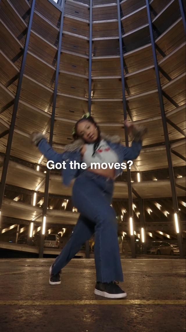 Video Reference: Flash photography, Metropolitan area, City, Thigh, Electric blue, Human leg, Event, Performing arts, Darkness, Midnight