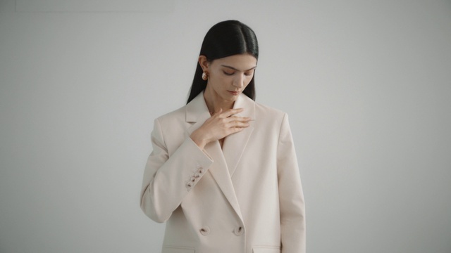 Video Reference: Lip, Chin, Outerwear, Shoulder, Dress shirt, Neck, Sleeve, Street fashion, Gesture, Eyelash