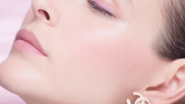 Video Reference: Forehead, Nose, Cheek, Skin, Lip, Glasses, Vision care, Eyelash, Human body, Ear