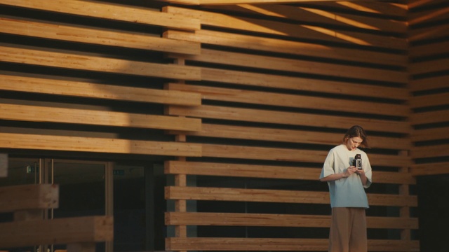 Video Reference: Wood, Sleeve, Flash photography, Tints and shades, Event, Hardwood, Roof, Plywood, Lumber, Night