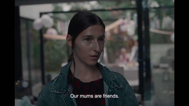 Video Reference: Lip, Flash photography, Sleeve, Street fashion, Travel, Fashion design, Jewellery, Necklace, Street, Portrait photography