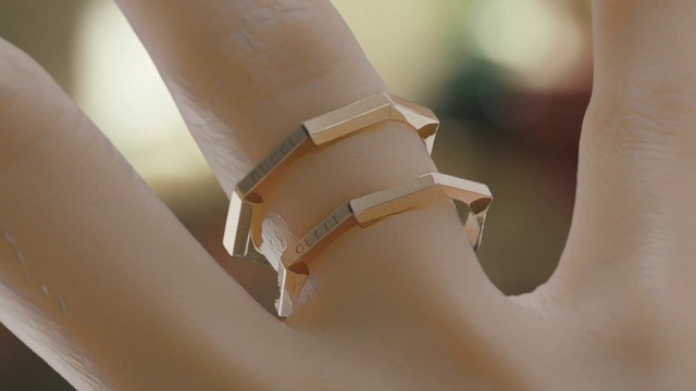 Video Reference: Joint, Hand, Glove, Gesture, Beige, Wood, Finger, Material property, Thumb, Wrist