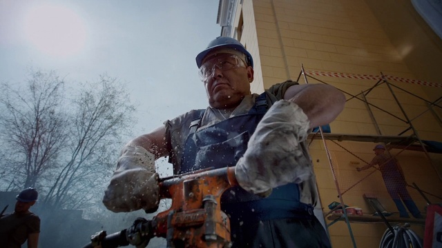 Video Reference: Sky, Musician, String instrument, Musical instrument, Guitar accessory, String instrument, Plucked string instruments, Headgear, Helmet, Tree