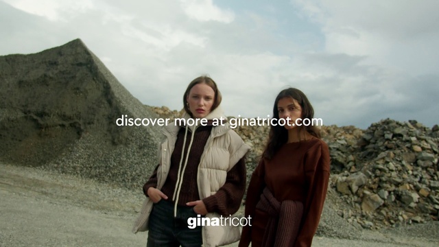 Video Reference: Cloud, Outerwear, Sky, Ecoregion, Sleeve, Flash photography, Happy, Travel, People in nature, Landscape