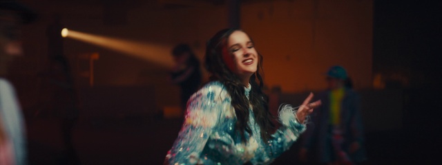Video Reference: Smile, Flash photography, Gesture, Performing arts, Entertainment, Happy, Fashion design, Event, Fun, Darkness