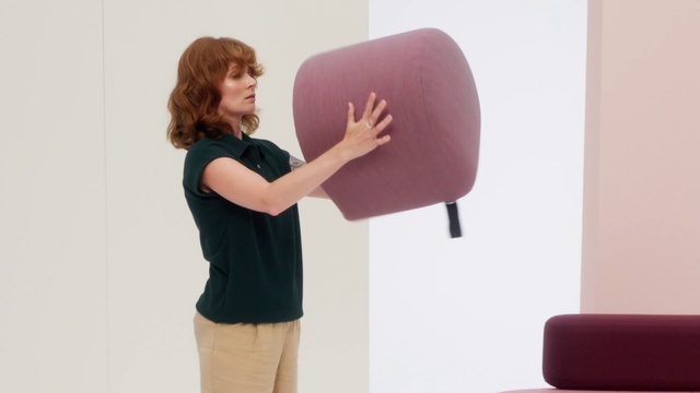 Video Reference: Joint, Hand, Arm, Shoulder, Human body, Neck, Sleeve, Comfort, Gesture, Elbow