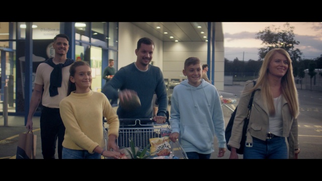 Video Reference: Smile, Muscle, Interaction, Flash photography, Tableware, Leisure, Table, Sharing, Cooking, Happy