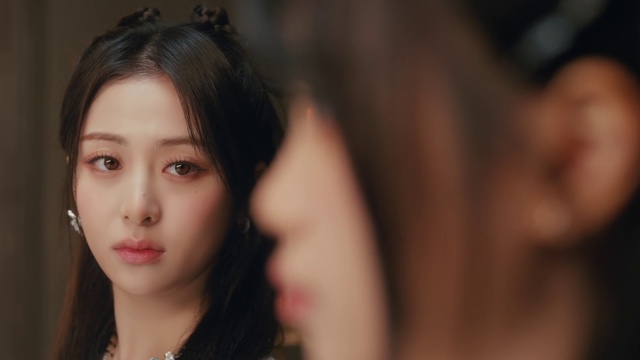 Video Reference: Nose, Cheek, Lip, Eyelash, Lipstick, Flash photography, Jaw, Gesture, Happy, Layered hair