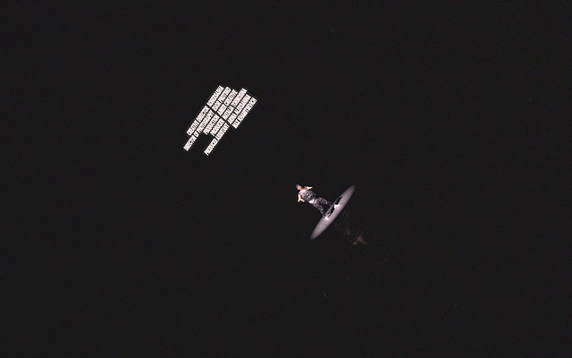 Video Reference: Flash photography, Event, Font, Darkness, Astronomical object, Entertainment, Midnight, Slope, Logo, Symbol