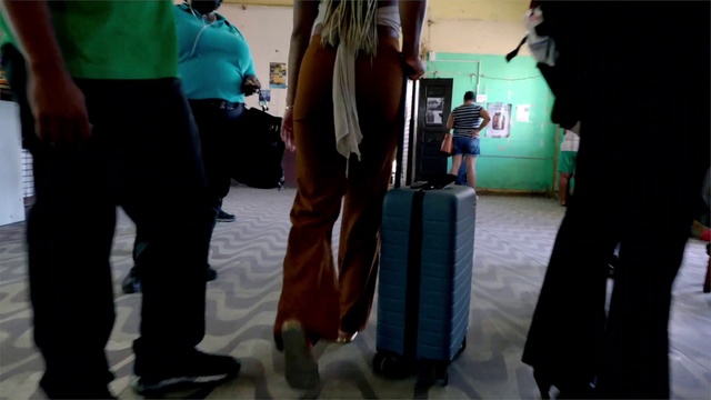 Video Reference: Joint, Shoe, Shoulder, Fashion, Luggage and bags, Textile, Standing, Waist, Street fashion, Gesture