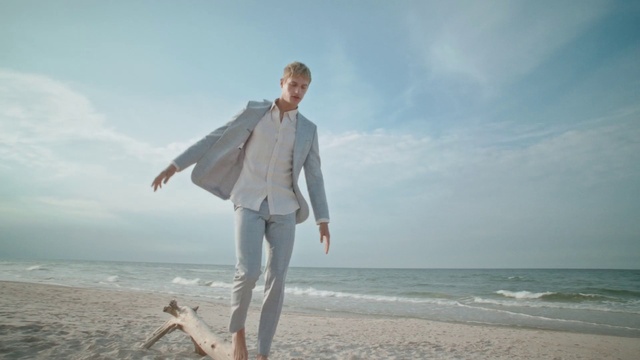 Video Reference: Sky, Cloud, Water, Leg, People in nature, Flash photography, Beach, Gesture, Happy, People on beach