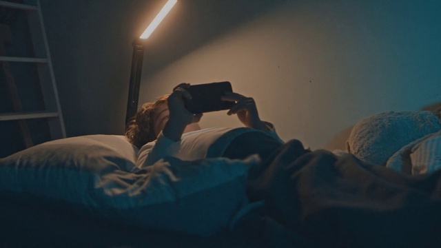 Video Reference: Hand, Comfort, Flash photography, Gesture, Finger, Cloud, Elbow, Knee, Sky, Tints and shades