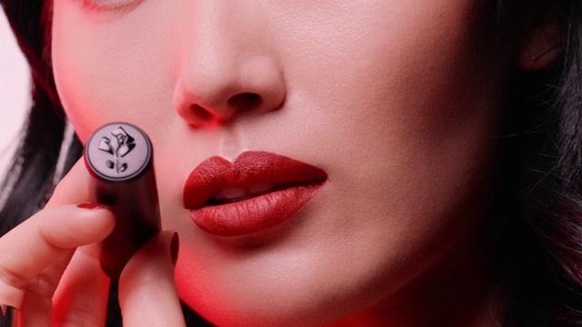 Video Reference: Nose, Cheek, Skin, Lip, Chin, Hand, Eyebrow, Mouth, Eyelash, Neck