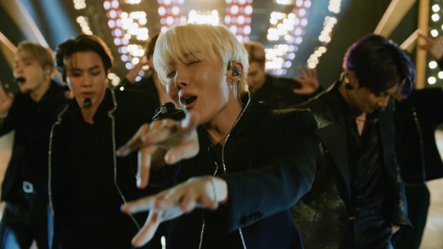 Video Reference: Microphone, Musician, Fashion, Music, Entertainment, Audio equipment, Jacket, Performing arts, Event, Musical ensemble