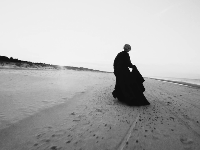 Video Reference: Water, Sky, Cloud, People in nature, Flash photography, Beach, Standing, Gesture, Style, Coastal and oceanic landforms