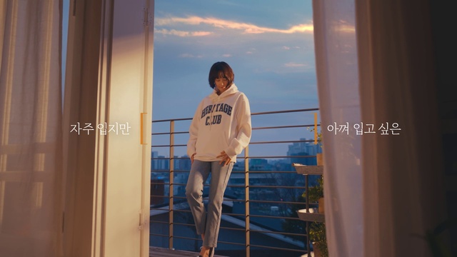 Video Reference: Sky, Flash photography, Sleeve, Wood, Waist, Thigh, Electric blue, T-shirt, Fashion design, Human leg