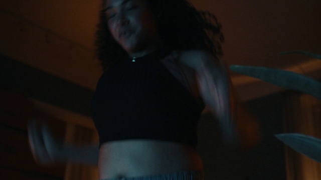 Video Reference: Shoulder, Neck, Flash photography, Jaw, Sleeve, Gesture, Elbow, Chest, Eyewear, Waist