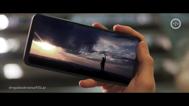 Video Reference: Hand, Cloud, Sky, Communication Device, Gesture, Gadget, Mobile phone, Finger, Rectangle, Automotive lighting