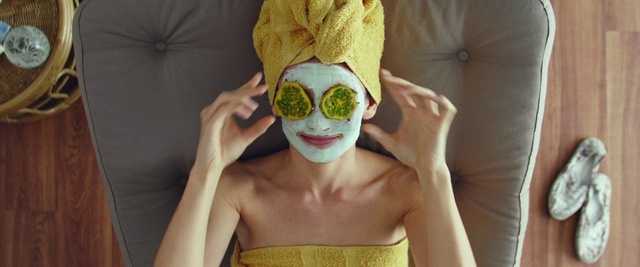 Video Reference: Glasses, Hair, Hand, Vision care, Goggles, Sunglasses, Eyewear, Dress, Yellow, Strapless dress