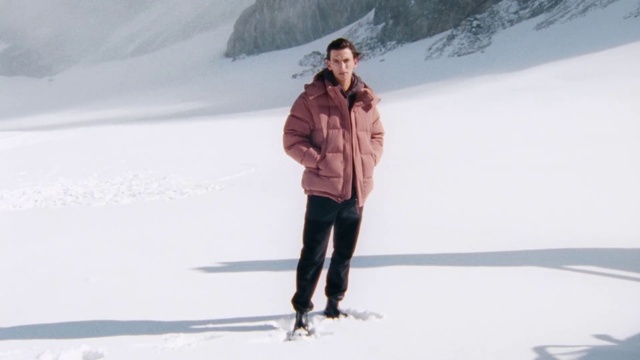 Video Reference: Snow, Leg, Natural environment, Slope, Gesture, Mountain, Ice cap, Jacket, Freezing, Mountainous landforms