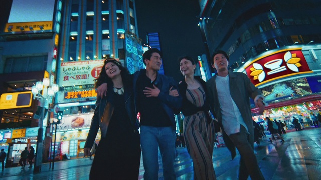 Video Reference: Smile, Entertainment, Leisure, City, Fun, Crowd, Metropolitan area, Electric blue, Event, Metropolis