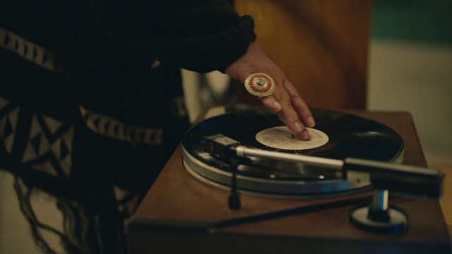 Video Reference: Gramophone record, Record player, Audio equipment, Entertainment, Music, Scratching, Electronic device, Gas, Circle, Wood