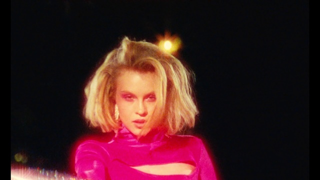 Video Reference: Lip, Eyelash, Flash photography, Performing arts, Entertainment, Layered hair, Blond, Event, Magenta, Electric blue