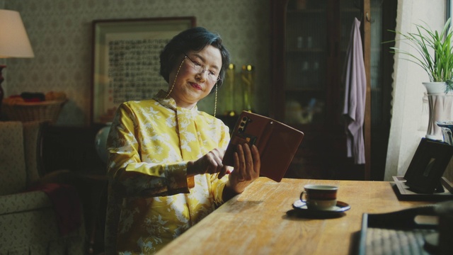 Video Reference: Table, Furniture, Tableware, Wood, Coffee cup, Plate, Cup, Serveware, Curtain, Computer keyboard