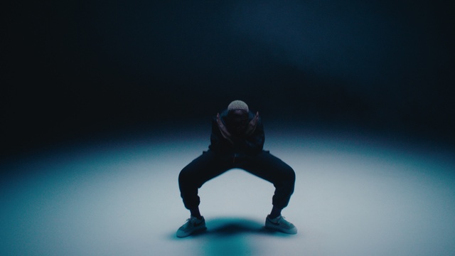 Video Reference: Leg, Flash photography, Sky, Entertainment, Performing arts, Electric blue, Recreation, Event, Rolling, Balance