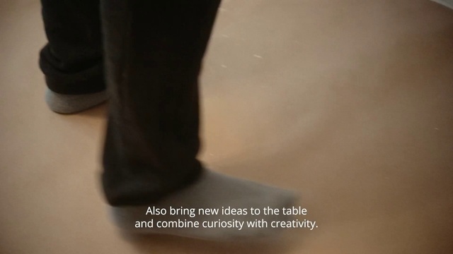 Video Reference: Leg, Sleeve, Knee, Gesture, Thigh, Waist, Flooring, Sportswear, Human leg, Foot