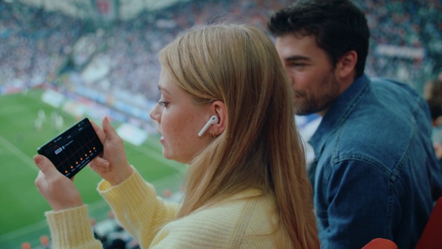 Video Reference: Gesture, Happy, Leisure, Youth, Mobile phone, Event, Recreation, Blond, Gadget, T-shirt