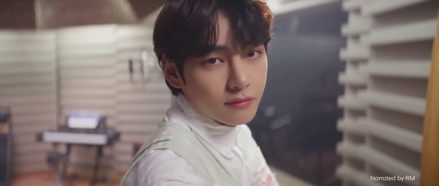 Video Reference: Forehead, Nose, Cheek, Lip, Eye, Eyelash, Neck, Jaw, Flash photography, Sleeve