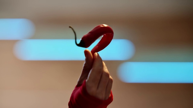 Video Reference: Chile de árbol, Gesture, Finger, Audio equipment, Elbow, Font, Gadget, Plant, Thumb, Happy