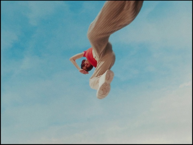 Video Reference: Sky, Cloud, People in nature, Gesture, Knee, Happy, Wrist, Sports equipment, Human leg, Nail