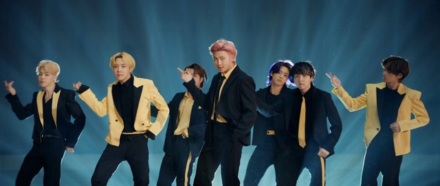 Video Reference: Trousers, Coat, Gesture, Entertainment, Music, Performing arts, Suit, Hat, Blazer, Fashion design