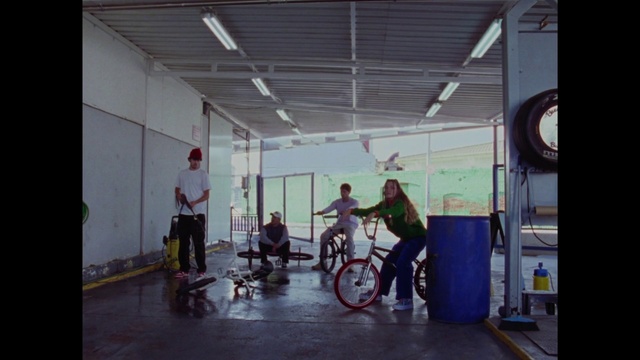 Video Reference: Bicycle, Wheel, Tire, Bicycle wheel, Bicycle frame, Sports equipment, Bicycle accessory, Cycle sport, Bicycle tire, Sports