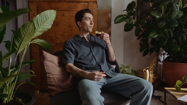 Video Reference: Plant, Terrestrial plant, Adaptation, Houseplant, Comfort, Flash photography, Event, Leisure, Fun, Sitting